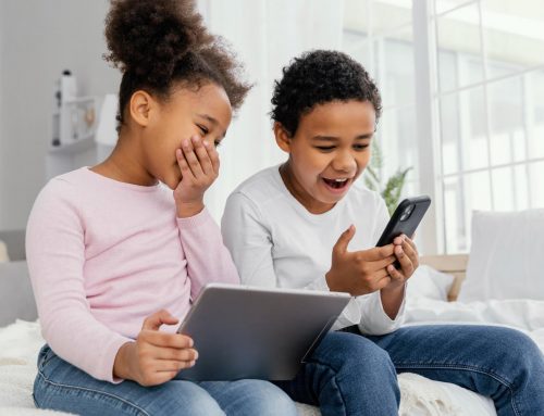 O uso excessivo de telas causa efeitos negativos no desenvolvimento infantil